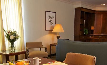 Biddle Hotel And Conference Center Блумингтън Екстериор снимка